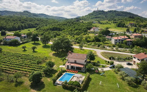 Villa Emanuela: Wasser, Himmel, Eigentum, Schwimmbad, Pflanze, Azurblau, Baum, Gras, Freizeit, Verbundwerkstoff