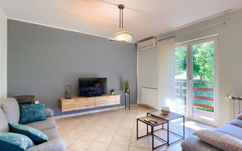 Carlo: Möbel, Couch, Schatten, Interior Design, Holz, Fenster, Wohnzimmer, Komfort, Flooring, Fussboden