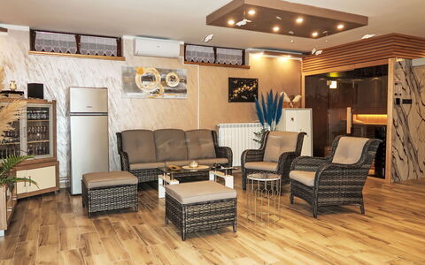Villa Helena: Möbel, Interior Design, Flooring, Fussboden, Holz, Zimmer, Couch, Holzboden, Wohnzimmer, Tabelle