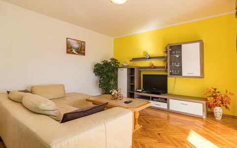 Larisa: Zimmer, Eigentum, Möbel, Gelb, Interior Design, Wohnzimmer, Fussboden, Gebäude, Grundeigentum, Decke