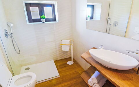 Sara: Badezimmer, Flooring, Armatur, Fussboden, Bad Sink, Holz, Interior Design, Sinken, Zapfhahn, Installation