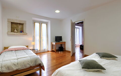 Erika: Möbel, Eigentum, Gebäude, Fenster, Komfort, Holz, Flooring, Fussboden, Interior Design, Bett