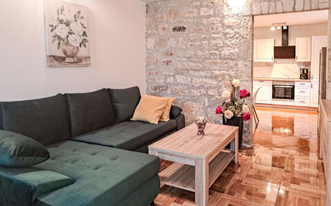 Glavica: Möbel, Couch, Flooring, Interior Design, Fussboden, Wohnzimmer, Holz, Tabelle, Zimmer, Beleuchtung