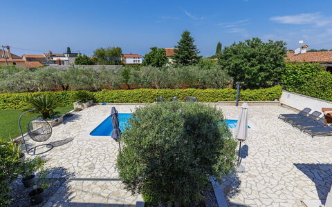 Sara: Haus, Wohngebiet, Zuhause, Dach, Verbundwerkstoff, Estate, Hütte, Schatten, Schwimmbad, Villa