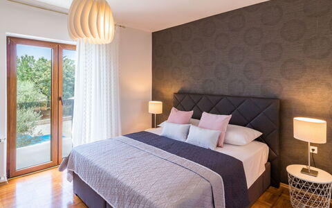 Sara: Schlafzimmer, Möbel, Bett, Zimmer, Eigentum, Interior Design, Bettrahmen, Fussboden, Bettdecke, Wand