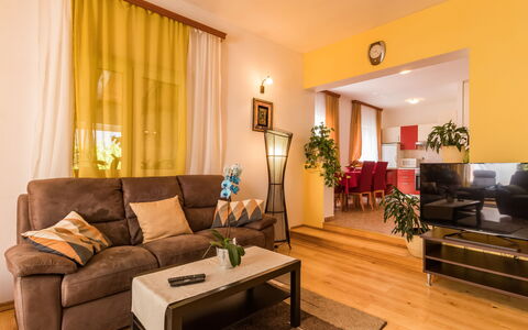 Petar: Wohnzimmer, Zimmer, Eigentum, Möbel, Interior Design, Vorhang, Gebäude, Grundeigentum, Fussboden, Gelb