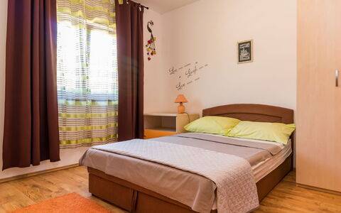 Petar: Schlafzimmer, Bett, Möbel, Zimmer, Bettdecke, Eigentum, Bettrahmen, Interior Design, Matratze, Fussboden