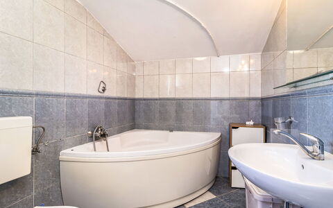 Petar: Badewanne, Armatur, Spiegel, Zapfhahn, Eigentum, Sinken, Badezimmer, Gebäude, Die Architektur, Interior Design