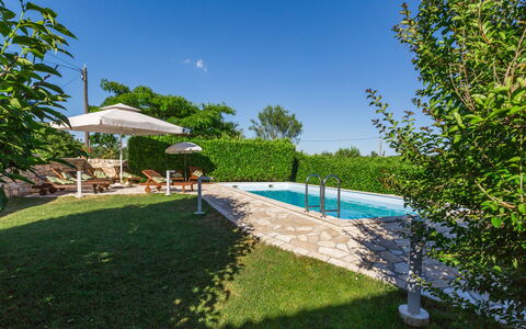 Villa Paula: Wasser, Pflanze, Himmel, Schwimmbad, Gebäude, Azurblau, Baum, Schatten, Gartenmöbel, Urban Design