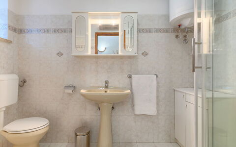 Tijan: Spiegel, Zapfhahn, Armatur, Sinken, Bad Sink, Eigentum, Lila, Badezimmer, Interior Design, Toilette