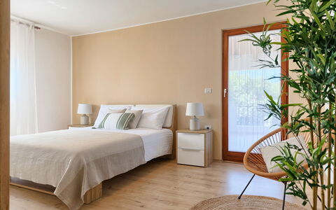 Tijan: Möbel, Schlafzimmer, Zimmer, Bett, Interior Design, Eigentum, Wand, Bettrahmen, Bettdecke, Fussboden