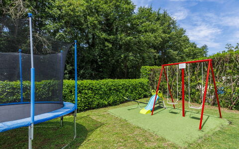 Liberat: Blau, Spielmittel, Schatten, Freizeit, Garten, Spielplatz, Rasen, Park, Landscaping, Kunstrasen