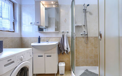 Liberat: Badezimmer, Interior Design, Armatur, Flooring, Sinken, Fussboden, Badezimmerschrank, Bad Sink, Toilette, Zapfhahn