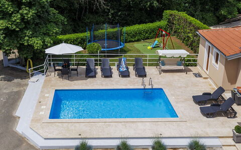 Liberat: Schwimmbad, Gartenmöbel, Resort, Freizeit, Möbel, Regenschirm, Verbundwerkstoff, Sonnenliege, Stuhl, Eco Hotel