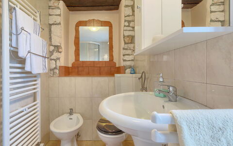 Jadranka: Spiegel, Zapfhahn, Armatur, Sinken, Eigentum, Fotografieren, Bad Sink, Badezimmer, Lila, Interior Design