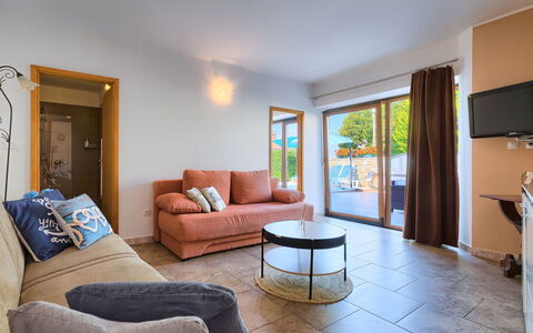 Paula: Zimmer, Wohnzimmer, Möbel, Eigentum, Interior Design, Gebäude, Fussboden, Haus, Grundeigentum, Gelb