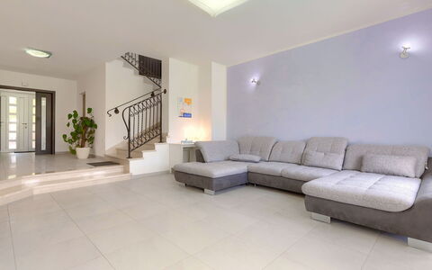 Villa Vela: Eigentum, Couch, Pflanze, Gebäude, Beleuchtung, Interior Design, Holz, Fussboden, Wohnzimmer