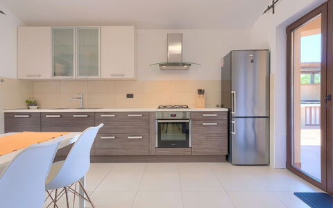 Andrea: Cabinetry, Countertop, Gebäude, Möbel, Herd, Küche, Zapfhahn, Schublade, Küchengerät, Holz