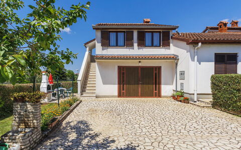 Fabiana: Zuhause, Haus, Wohngebiet, Die Architektur, Dach, Tür, Estate, Auffahrt, Hütte, Garten