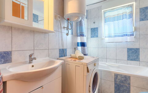 Vita: Armatur, Sinken, Eigentum, Zapfhahn, Spiegel, Badezimmerschrank, Badezimmer, Lila, Interior Design, Die Architektur