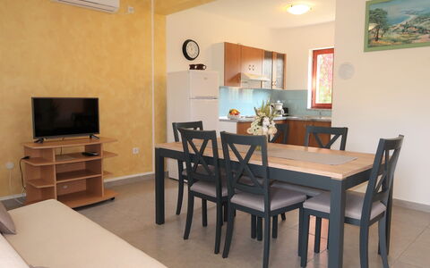 Fortica: Tabelle, Eigentum, Bilderrahmen, Möbel, Holz, Interior Design, Fussboden, Stuhl, Flooring, Wohnzimmer