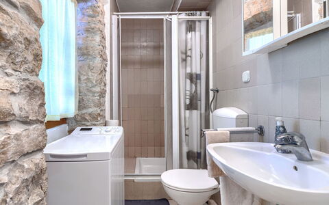 Paolici: Armatur, Flooring, Sinken, Fussboden, Bad Sink, Badezimmer, Interior Design, Toilette, Installation, Zapfhahn