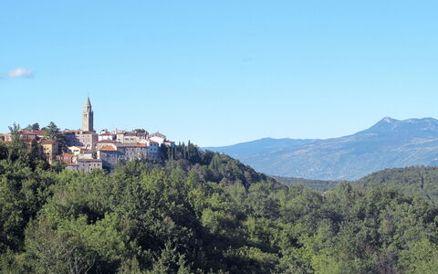 Paolici: Himmel, Berg, Gebäude, Pflanze, Natürliche Landschaft, Baum, Wolke, Landschaft, Horizont, Hügel