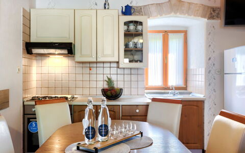 Donada: Tabelle, Cabinetry, Eigentum, Countertop, Möbel, Küchengerät, Küche, Holz, Herd, Haushaltsgerät