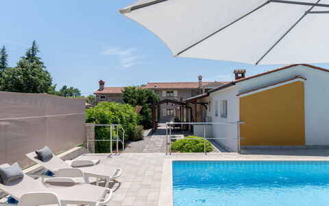 Verbanac: Schwimmbad, Gartenmöbel, Regenschirm, Resort, Wohngebiet, Möbel, Verbundwerkstoff, Stuhl, Schatten, Sonnenliege