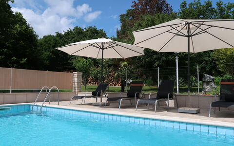Verbanac: Schwimmbad, Regenschirm, Gartenmöbel, Möbel, Stuhl, Schatten, Resort, Verbundwerkstoff, Sonnenliege, Freizeit
