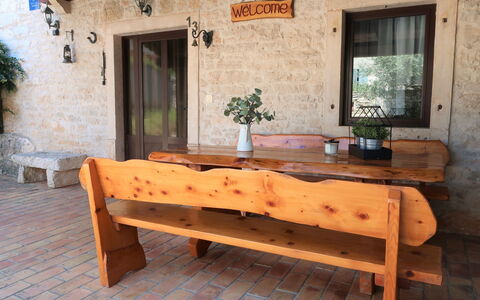 Lara: Pflanze, Möbel, Tabelle, Fenster, Gebäude, Blumentopf, Holz, Interior Design, Rechteck, Gartenmöbel