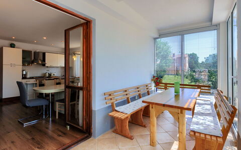 Laura: Möbel, Tabelle, Fenster, Gebäude, Holz, Zimmerpflanze, Wohnzimmer, Pflanze, Interior Design, Flooring