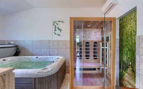 Laura: Badewanne, Tür, Holz, Flooring, Veranda, Fussboden, Hartholz, Gebäude, Komfort, Decke