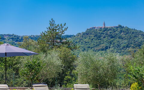 Carla: Himmel, Pflanze, Daytime, Möbel, Ökoregion, Blau, Azurblau, Berg, Regenschirm, Gartenmöbel