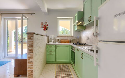Carla: Cabinetry, Countertop, Küche, Küchengerät, Interior Design, Haushaltsgerät, Fussboden, Holz, Flooring