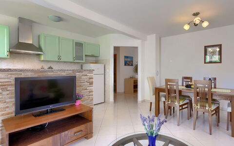 Carla: Möbel, Eigentum, Tabelle, Cabinetry, Holz, Wohnzimmer, Bilderrahmen, Flooring, Fussboden, Interior Design