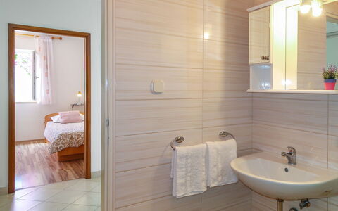 Klaudija: Spiegel, Zapfhahn, Sinken, Eigentum, Armatur, Bad Sink, Gebäude, Badezimmer, Holz, Interior Design