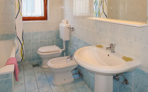 Branka: Zapfhahn, Armatur, Bad Sink, Sinken, Spiegel, Fenster, Lila, Badezimmer, Toilleten Sitz, Die Architektur