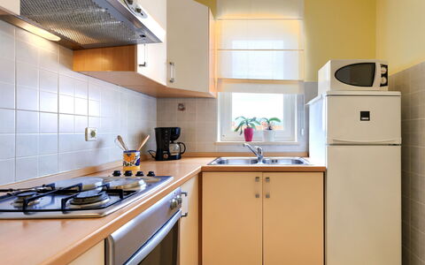 Egle: Cabinetry, Countertop, Spüle, Eigentum, Möbel, Sinken, Küche, Küchengerät, Zapfhahn, Herd