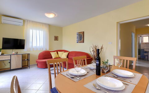 Egle: Tabelle, Möbel, Geschirr, Stuhl, Dishware, Holz, Interior Design, Teller, Wohnzimmer, Gebäude