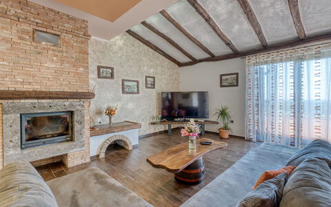 Villa Toni: Möbel, Interior Design, Couch, Wand, Flooring, Holz, Decke, Wohnzimmer, Fussboden, Zimmer