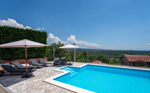 Villa Toni: Schwimmbad, Blau, Gartenmöbel, Resort, Verbundwerkstoff, Regenschirm, Eco Hotel, Stuhl, Sonnenliege, Schatten
