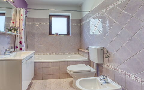 Villa Toni: Badezimmer, Armatur, Flooring, Interior Design, Fussboden, Sinken, Badewanne, Zapfhahn, Bad Sink, Toilette