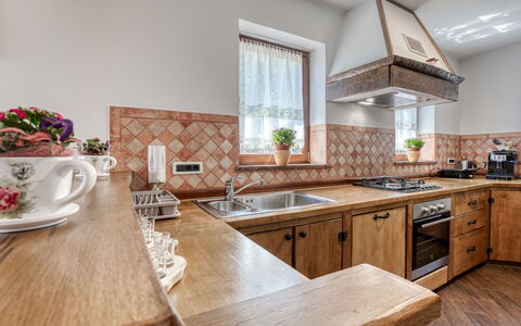 Villa Toni: Küche, Interior Design, Holz, Countertop, Flooring, Cabinetry, Decke, Zuhause, Zimmer, Fussboden