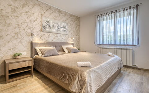 Villa Toni: Bett, Möbel, Schlafzimmer, Interior Design, Bedding, Flooring, Bettdecke, Fussboden, Holz, Decke