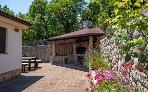 Villa Toni: \Fels, Flagstone, Steinwand, Schatten, Garten, Cobblestone, Outdoor Struktur, Landscaping, Hinterhof, Backstein