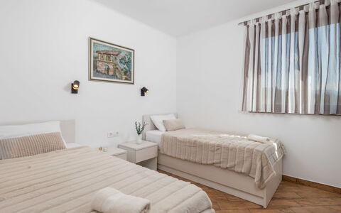 Villa Toni: Möbel, Eigentum, Bilderrahmen, Gebäude, Fenster, Komfort, Holz, Textil, Interior Design, Bett