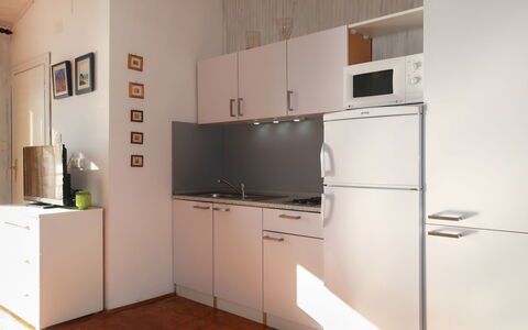 Popara: Zimmer, Eigentum, Küche, Möbel, Major Appliance, Herd, Cabinetry, Interior Design, Gebäude, Fussboden