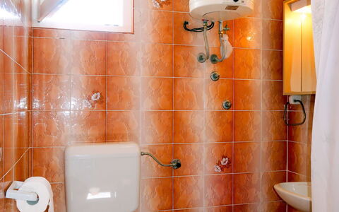 Matius: Badezimmer, Zimmer, Eigentum, Armatur, Toilette, Fliese, Interior Design, Fussboden, Haus, Toilette