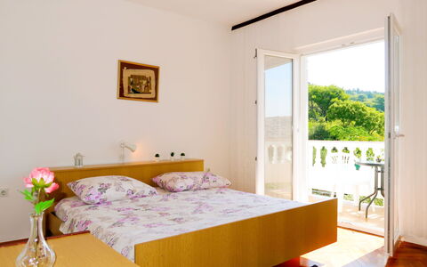 Matius: Schlafzimmer, Bett, Eigentum, Möbel, Zimmer, Bettdecke, Interior Design, Bettrahmen, Matratze, Gebäude